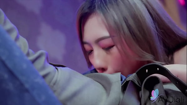 Cewek China Seksi Lin Siyu Lagi Ngewe Sambil Ngentot Super Keras.