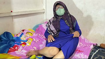 Wanita Berhijab Lagi Mainin Diri Sendiri, Basah Kuyup, Napas Ngos-ngosan, Nikmatin Sendiri.