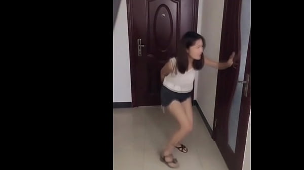 Gadis China Ngebet Banget Mau Pipis, Sampai Nahan-nahan Kelamin