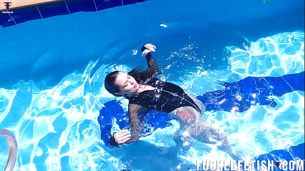 Jessica Bunny Berenang Telanjang Di Kolam Renang, Basah Kuyup Dan Menggoda.
