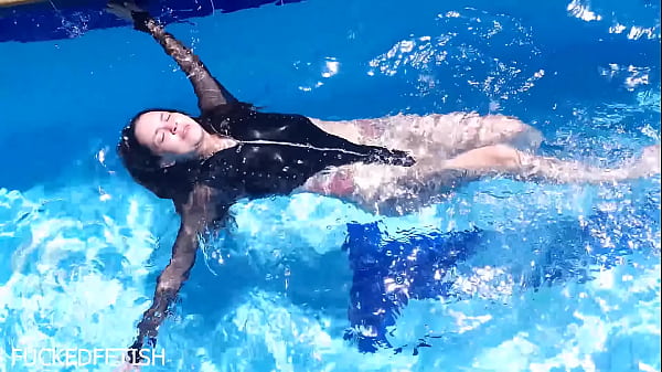 Bikini Jessica Bunny Basah Kuyup Di Dalam Air, Tubuhnya Bergoyang Liar