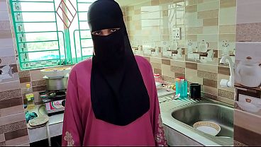 Selagi Istri Pergi, Suami Muncratin Pembantu Hijab Di Rumah Kosong.