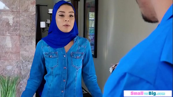 Gadis Arab Montok Digebuki Dua Pria Besar