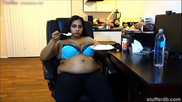 Desi Rose Ngiler Banget Sama Pie, Pengen Ngejilat Sampai Kenyang!